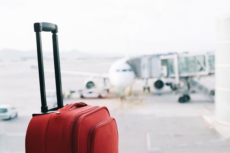 Man carry bags airport hi-res stock photography and images - Alamy